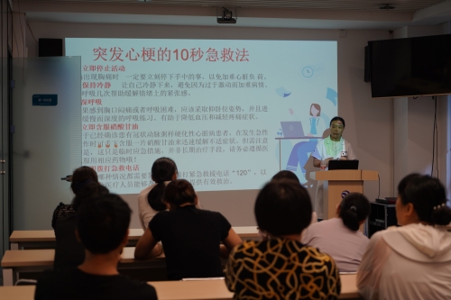 河南分公司邀請健康專家舉辦“心腦血管疾病防治與健康管理”講座，醫(yī)生深入淺出地講解了夏季血壓、血糖、血脂波動的風險因素及科學管理策略，指導老年人日常飲食調節(jié)、適度運動安排和規(guī)律作息的重要性，為居民筑起健康防線。